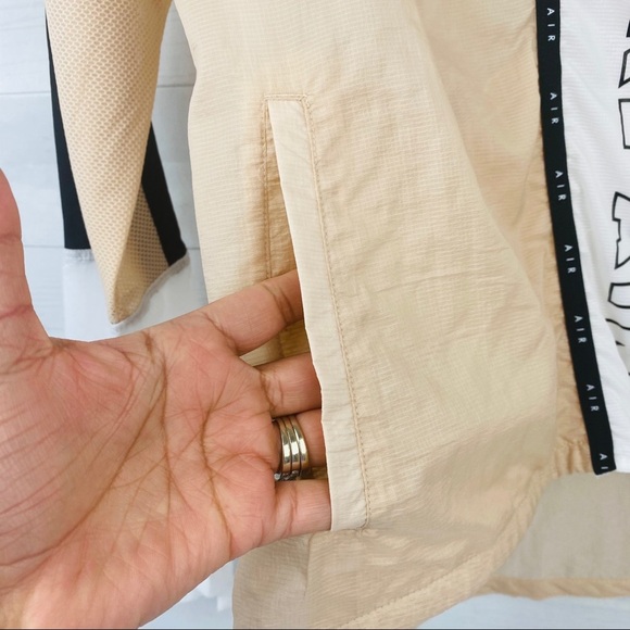 Nike| Women’s Nike Air light Jacket - Picture 4 of 10